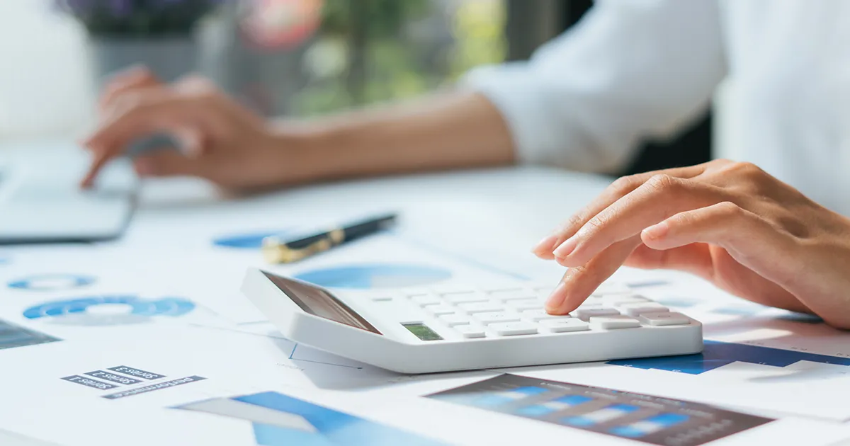 電卓を叩く手元の画像